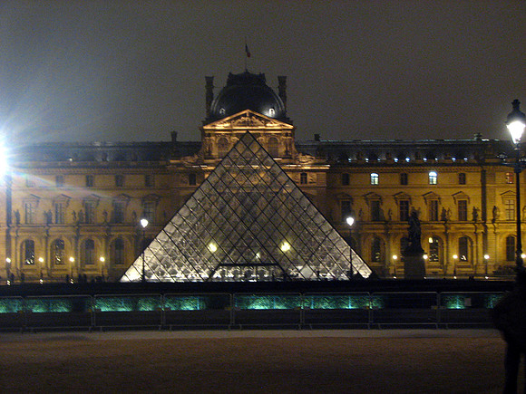 louvre pyramid